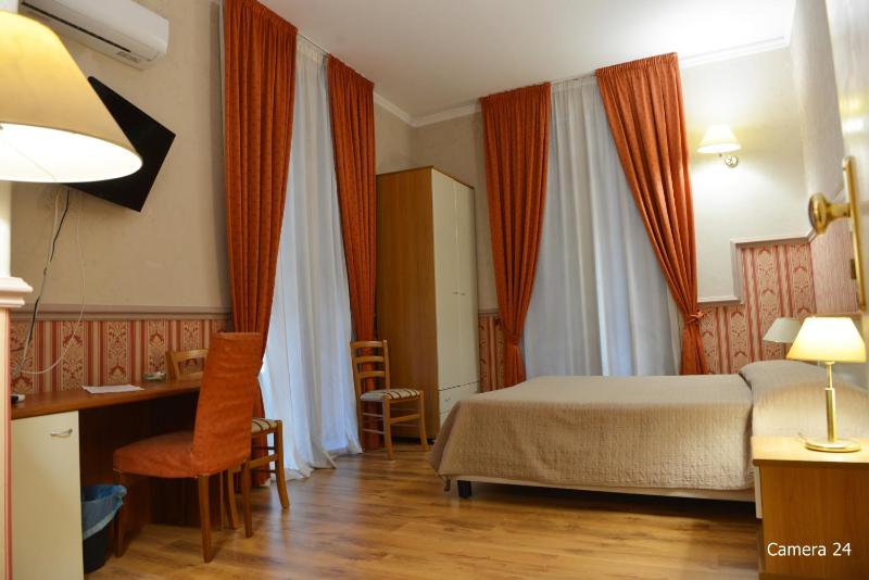 Deluxe Double or Twin Room with Balcony image 2