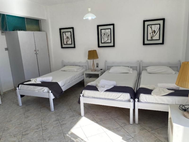 Triple Room with Garden View image 3