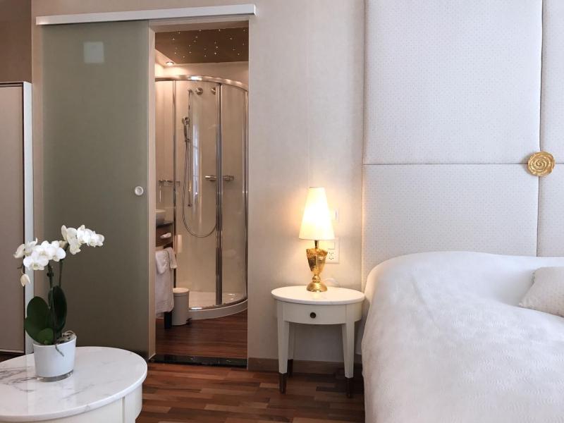 Queen Room with City View (1 Adult) image 4