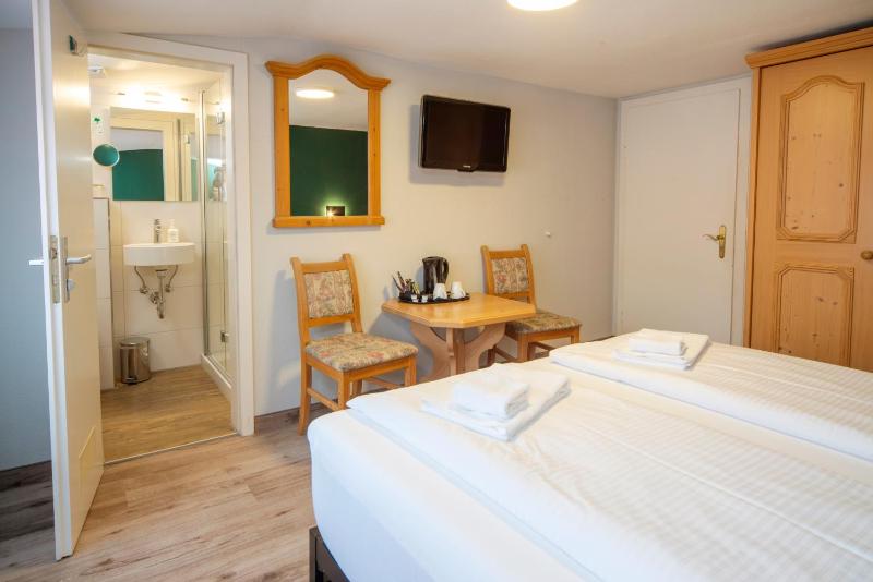 Small Double Room image 3