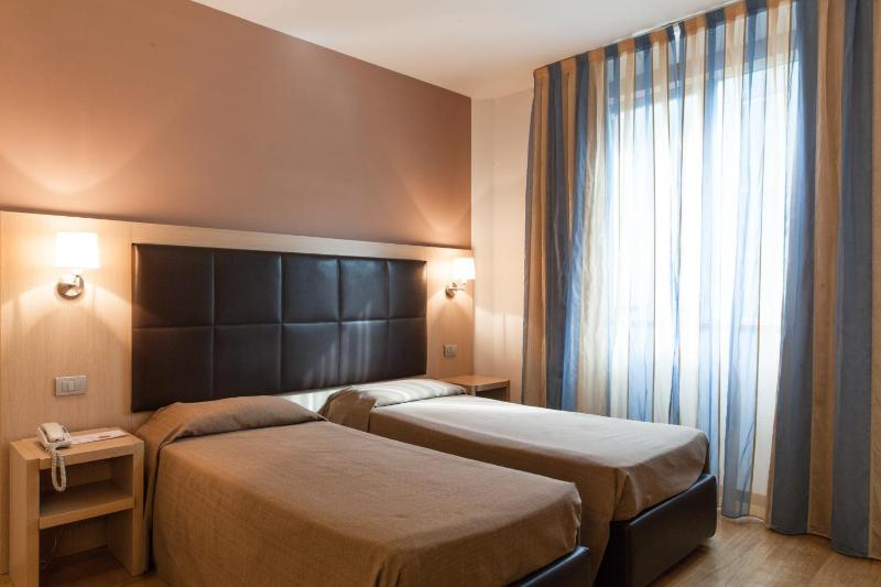 Twin Room image 3