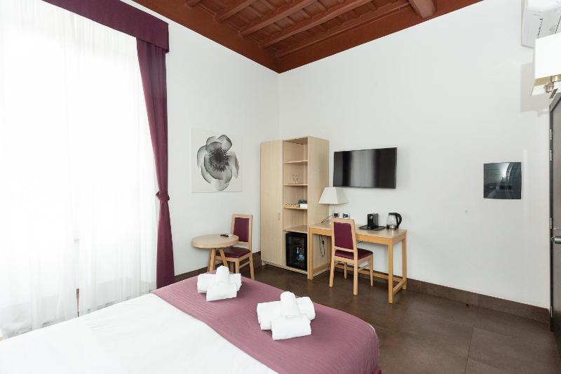 Deluxe Double or Twin Room with Garden View image 1