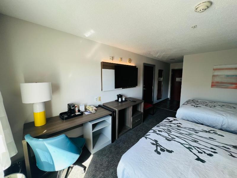 Queen Room with Two Queen Beds - Non Smoking image 4