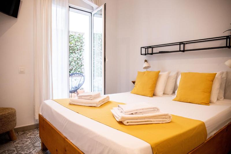 Double Room with Patio image 1
