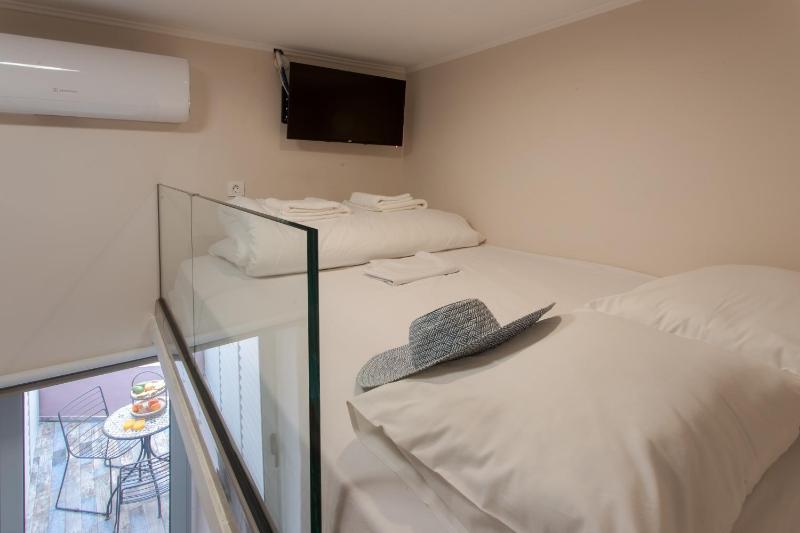 Mitos Cozy Rooms - image 10