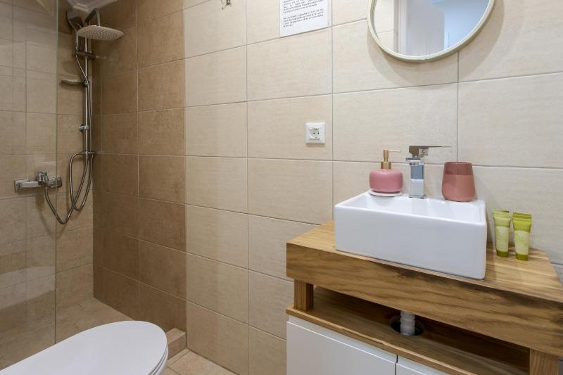 Mitos Cozy Rooms - image 9