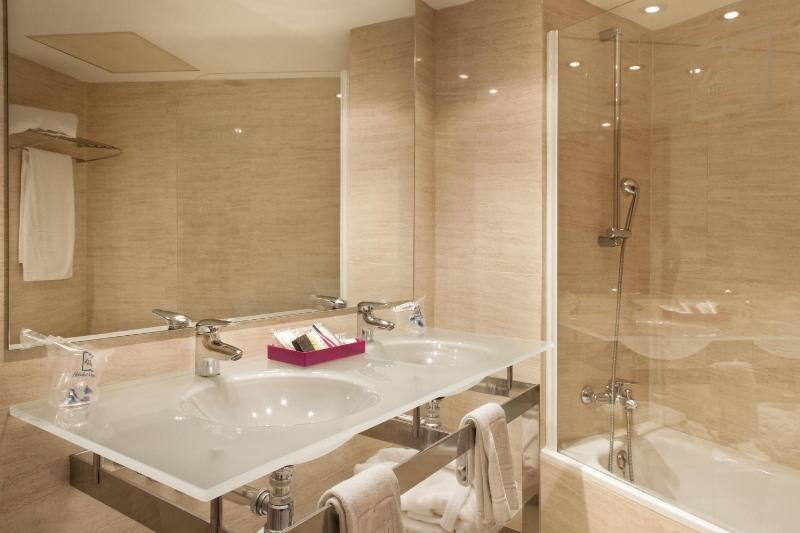 Double or Twin Room image 4