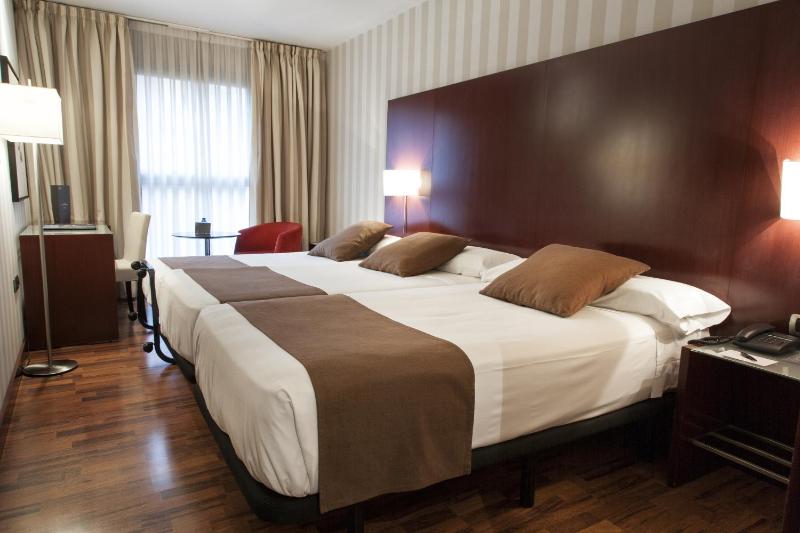 Twin Room with Extra Bed image 1