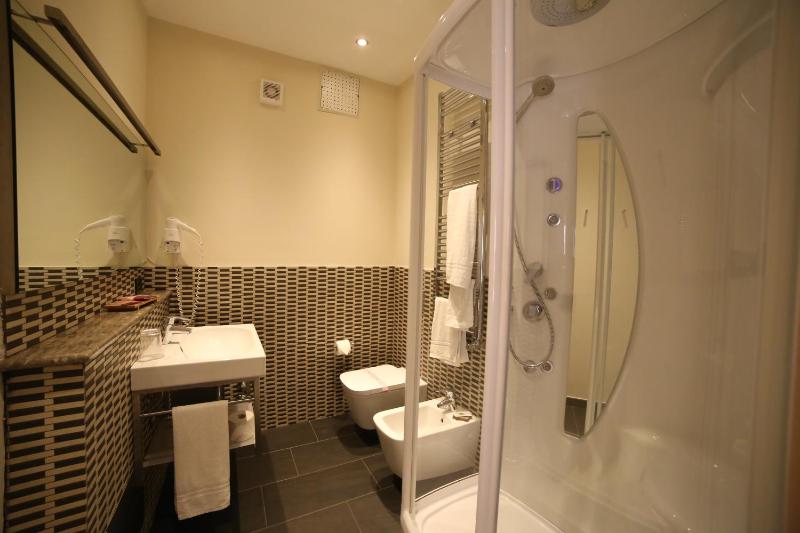 Double or Twin Room image 3