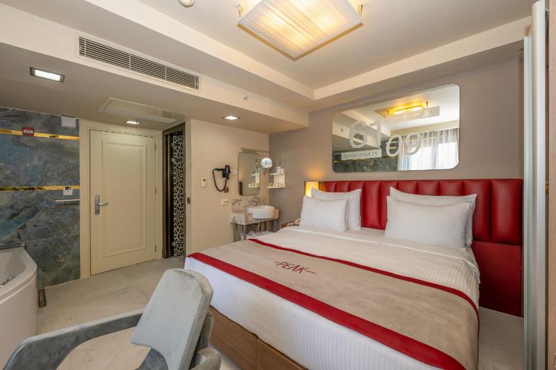 Deluxe Room Jetted Tub with Balcony image 3