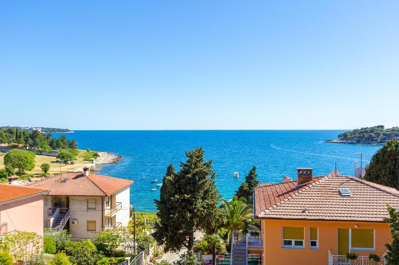 One-Bedroom Apartment with Balcony and Sea View image 1