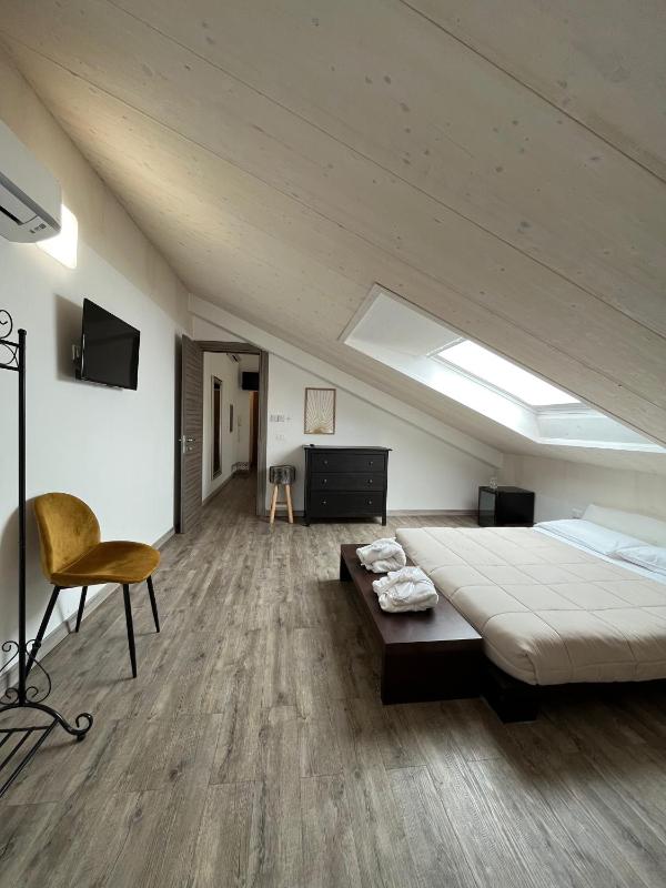 Suite with Hot Tub image 3