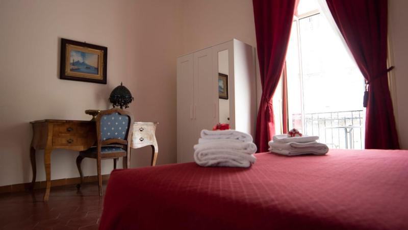 Deluxe Double Room with Balcony image 4