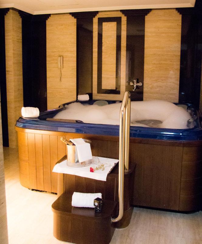 Grand Suite with Jacuzzi® image 4