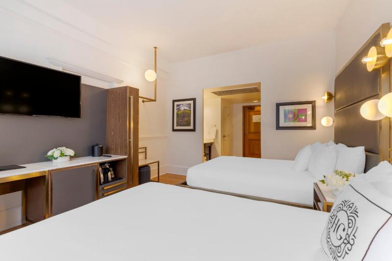 Queen Room with Two Queen Beds image 3