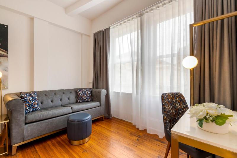 One-Bedroom King Suite with Sofa Bed image 3