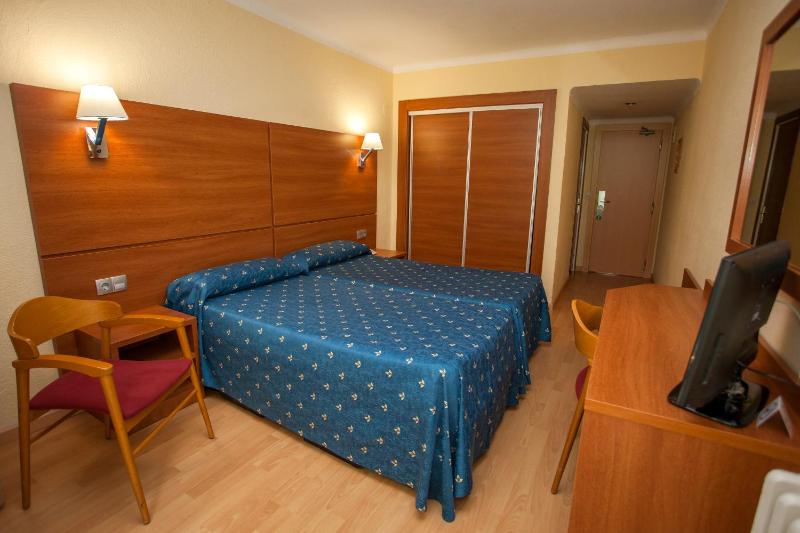 Twin Room image 4