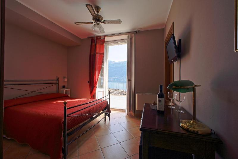 Standard Double Room with Lake View image 3