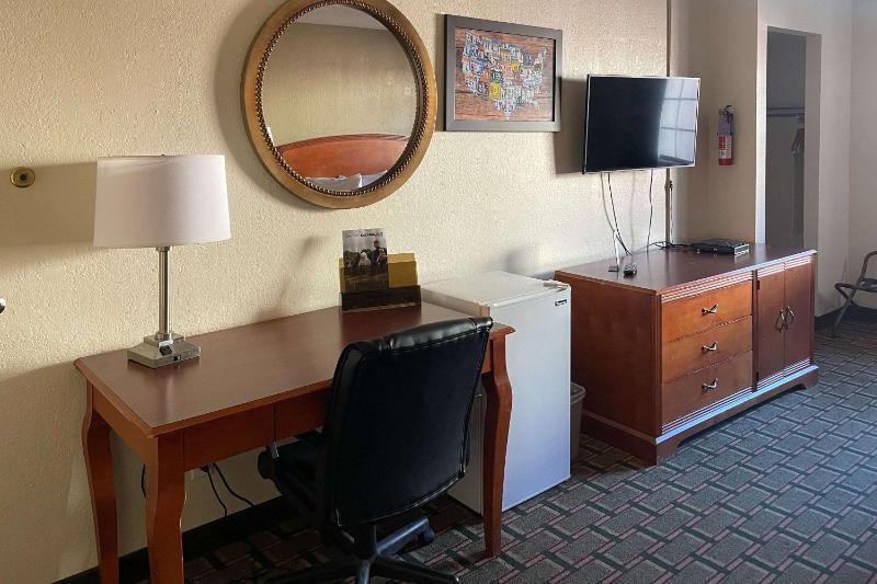 King Room - Non-Smoking image 3