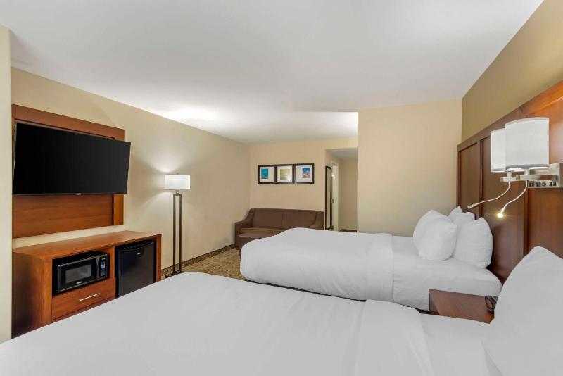 Queen Room with Two Queen Beds image 3