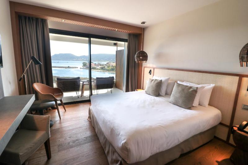 Superior Twin Room with Sea View image 2