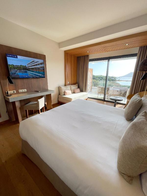 Deluxe King Room with Sea View image 4