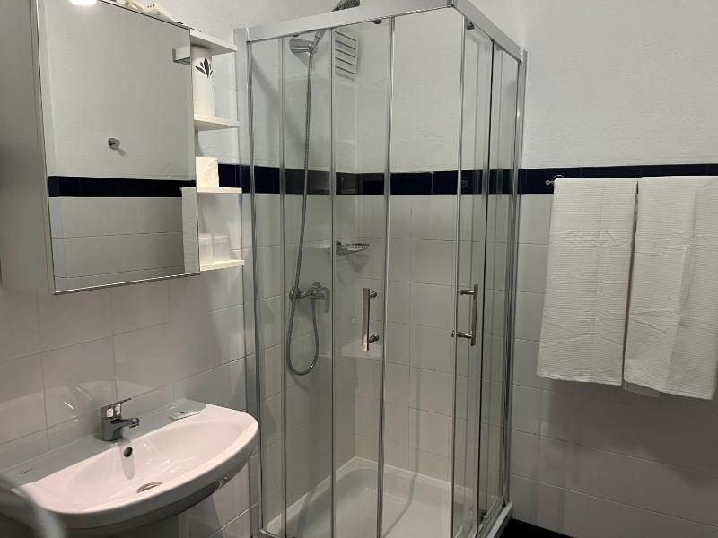 Standard Twin Room image 2