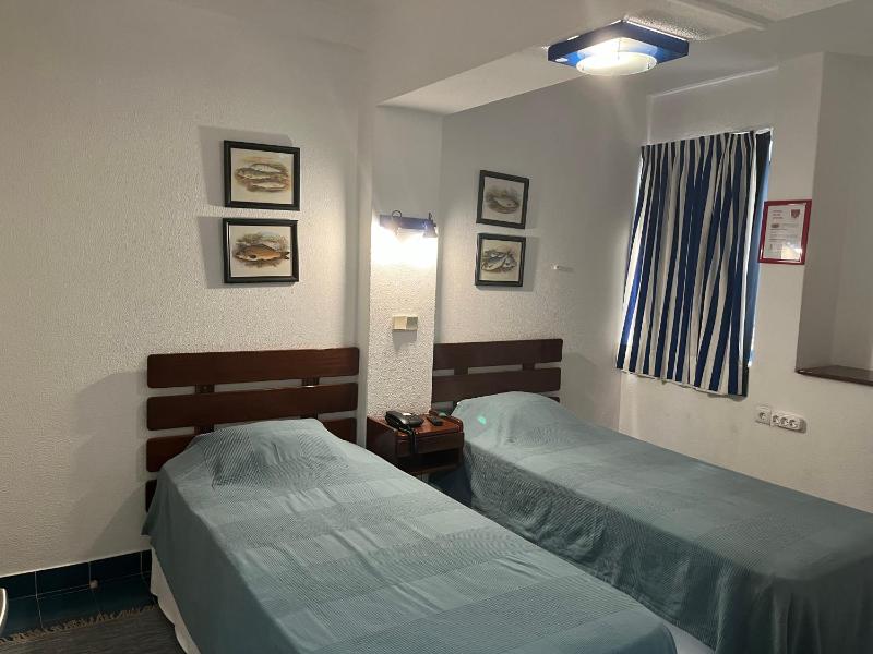 Standard Twin Room image 1