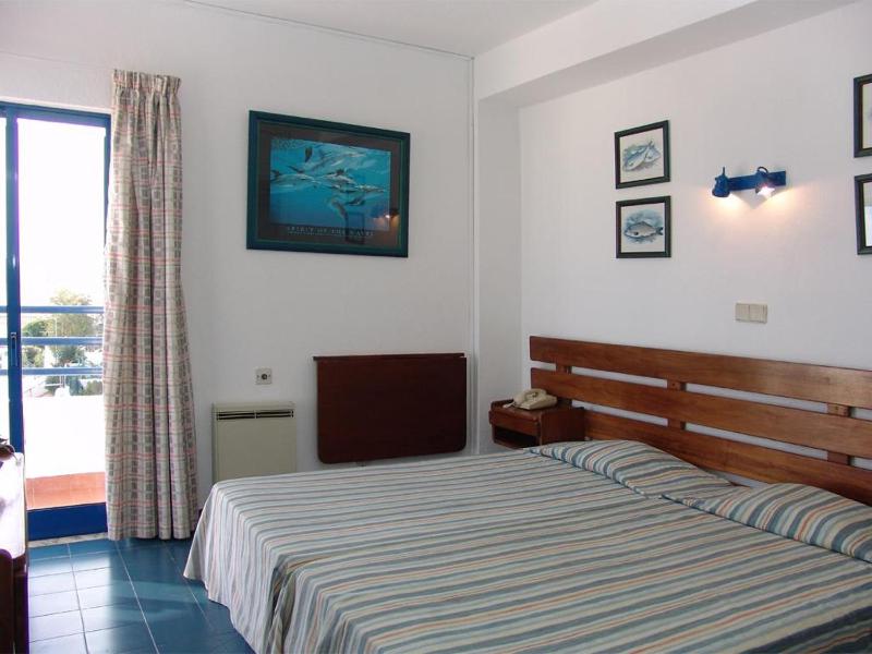 Twin Room with Balcony image 2
