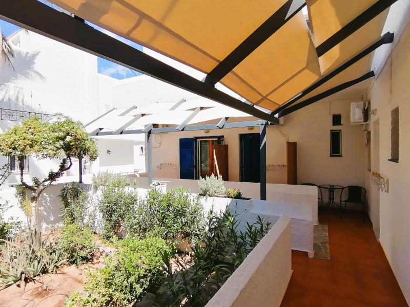 Double Room with Garden View image 3