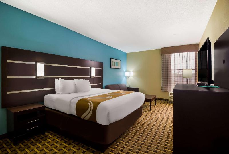 Standard King Room with Tub - Accessible/Non-Smoking image 4