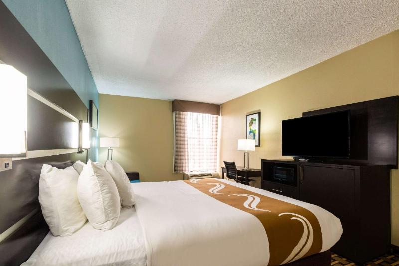 Standard King Room with Sofa Bed - Non-Smoking image 3