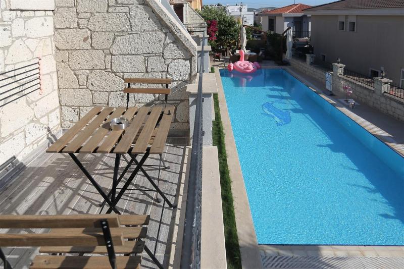 King Room with Pool View image 4