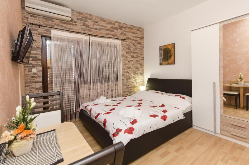 Studio Apartment image 1