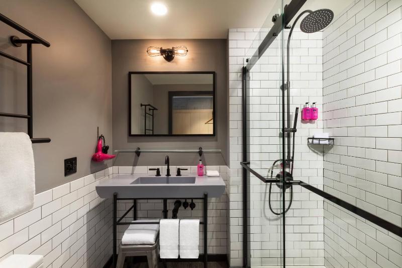 Center Stage, Guest room, 1 Queen, City view image 3
