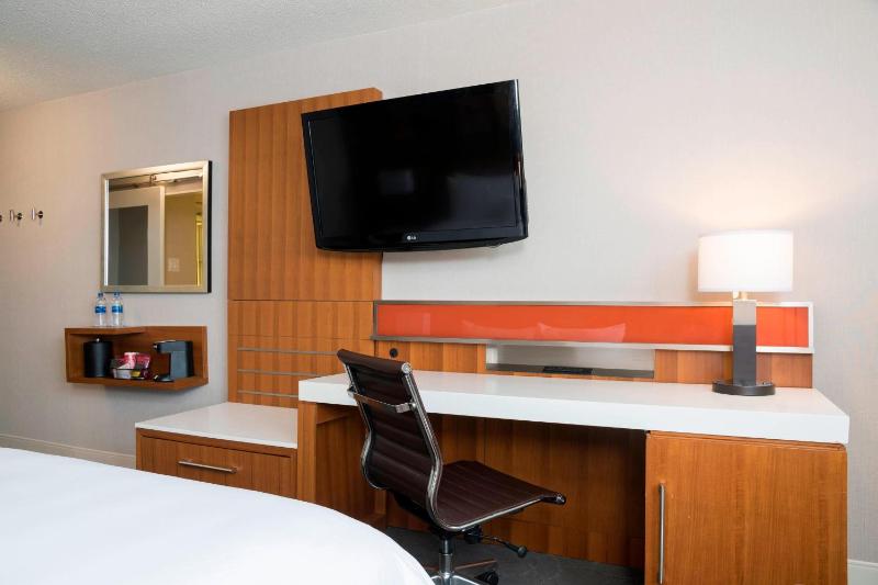 Family Suite with Pool View image 2