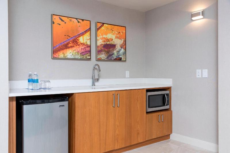 Queen Suite with Kitchenette image 2