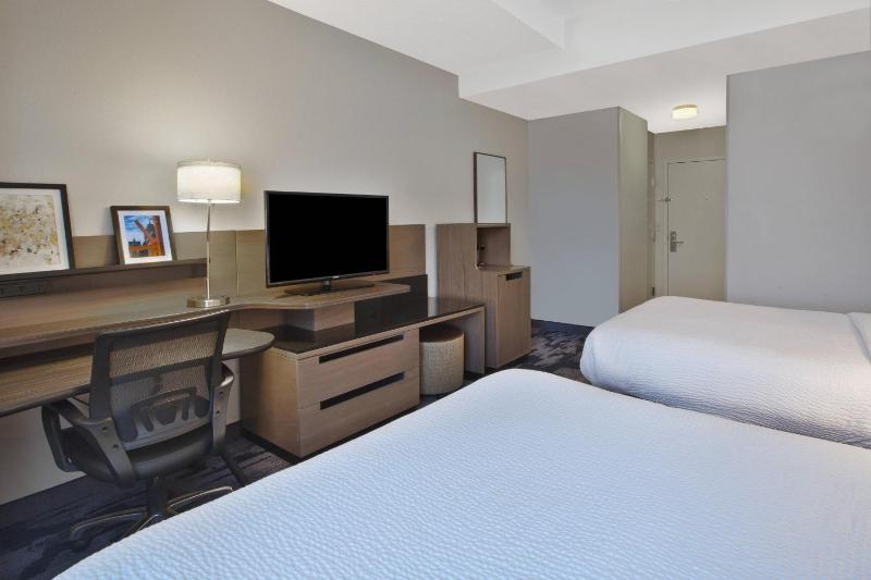 Queen Room with Two Queen Beds image 3
