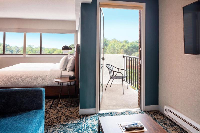 Larger Guest room, 1 King, Sofa bed, Balcony image 4
