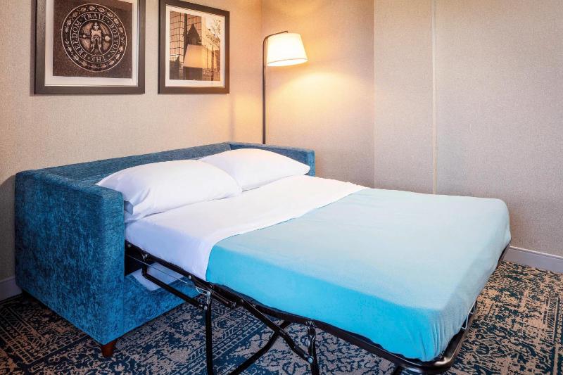 Larger Guest room, 1 King, Sofa bed, Balcony image 3