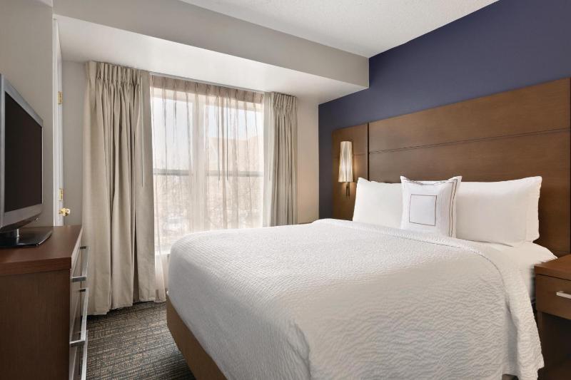 One-Bedroom Queen Suite image 4