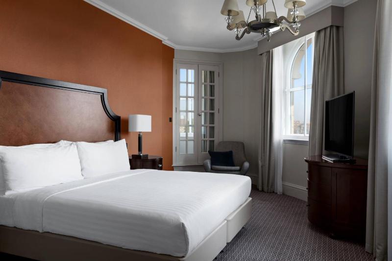 One-Bedroom King Suite image 4