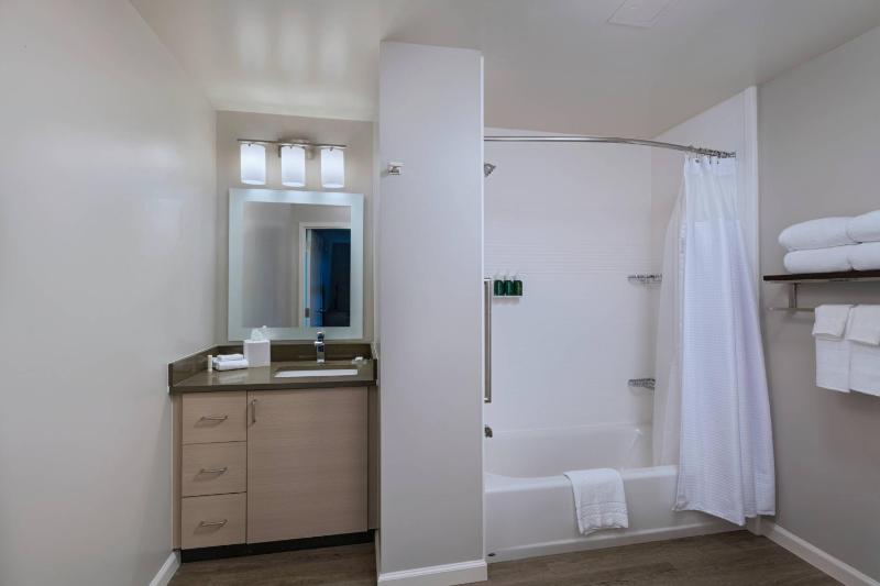 Studio with Two Queen Beds - Hearing Accessible image 4