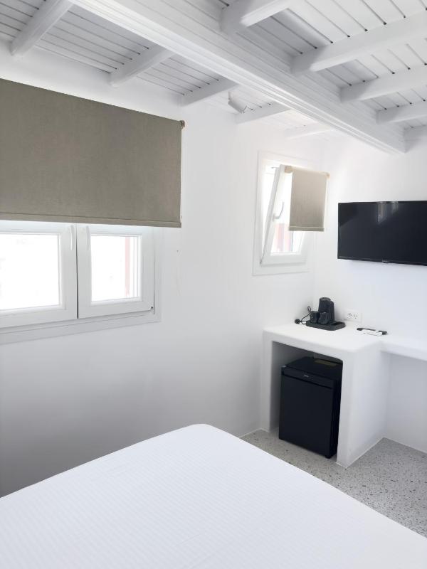 Cozy room with partial sea view image 1