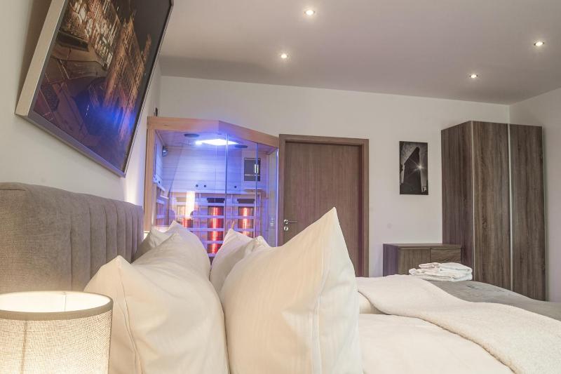 Deluxe Suite with Spa Bath image 4