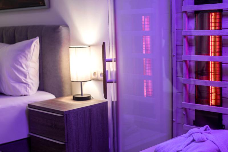 Deluxe Suite with Spa Bath image 3