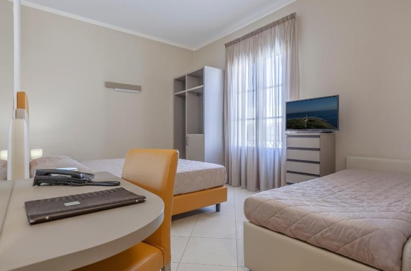 Triple Room with Balcony image 4