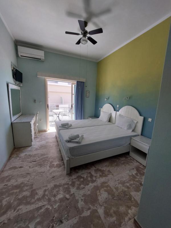 Double Room with Sea View image 4