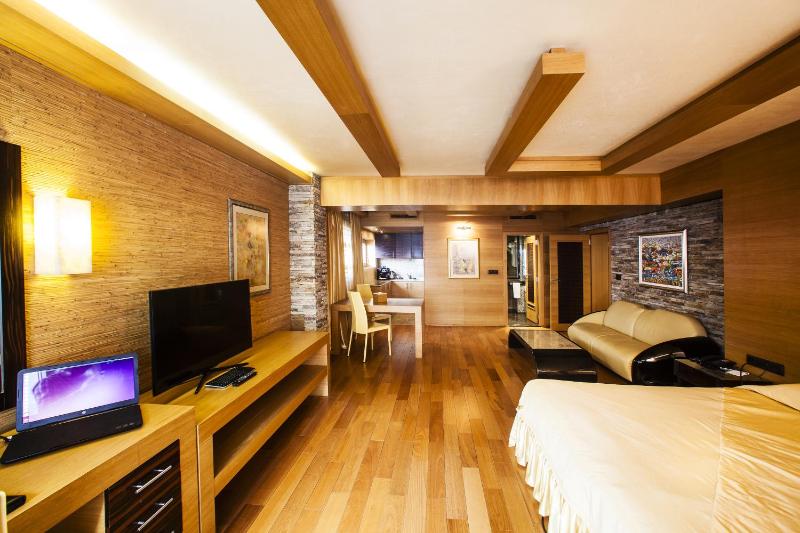 Superior Double or Twin Room image 4