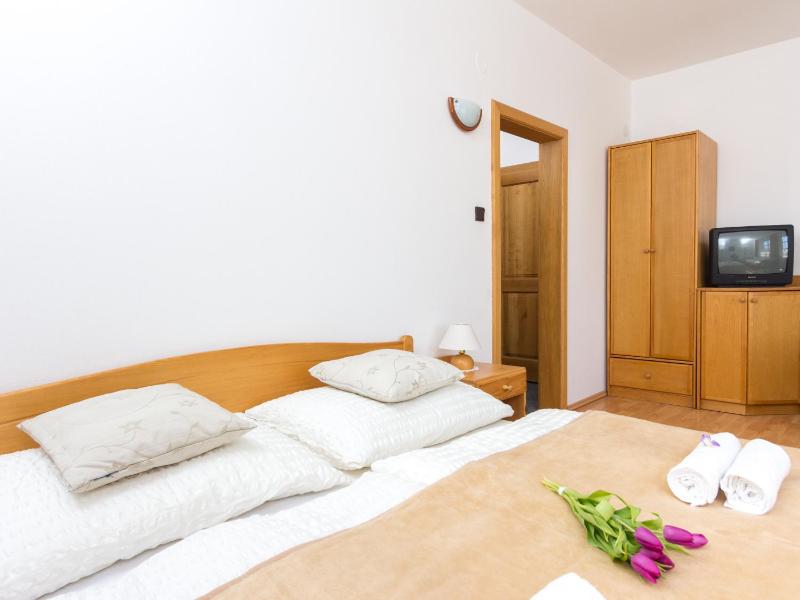 Triple Room with Private Bathroom image 3